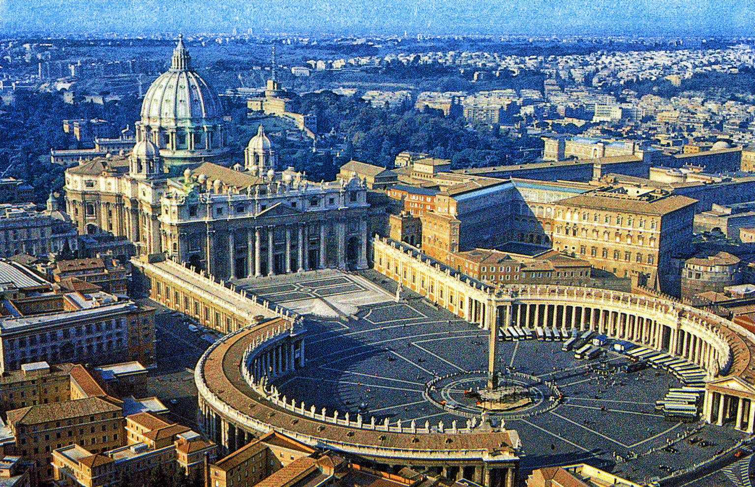 Rom ist einzigartig und immer wieder eine Reise wert. Nicht umsonst heißt es, alle Wege führen nach Rom. Einst war es Mittelpunkt eines Weltreiches, wurde Zentrum der Christenheit und ist heute die lebensfrohe, elegante Hauptstadt Italiens.