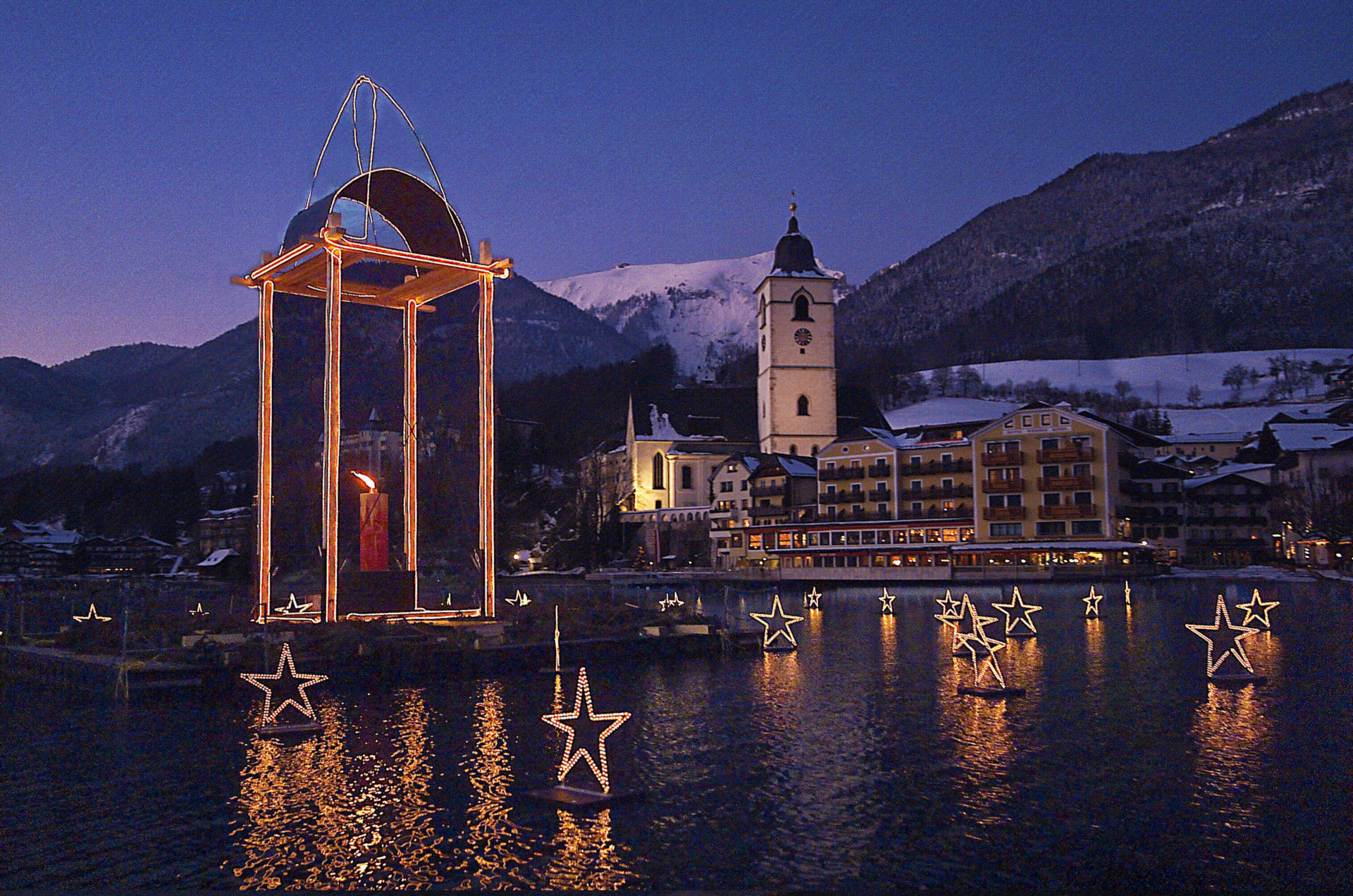 Das Christkind erwartend besuchen wir drei der schönsten Weihnachtsmärkte des Alpenraums. St.Wolfgang, das mit seiner stimmungsvollen Atmosphäre und ideenreichen Dekoration bereits mehrmals zum schönsten Adventmarkt Österreichs gekürt wurde.