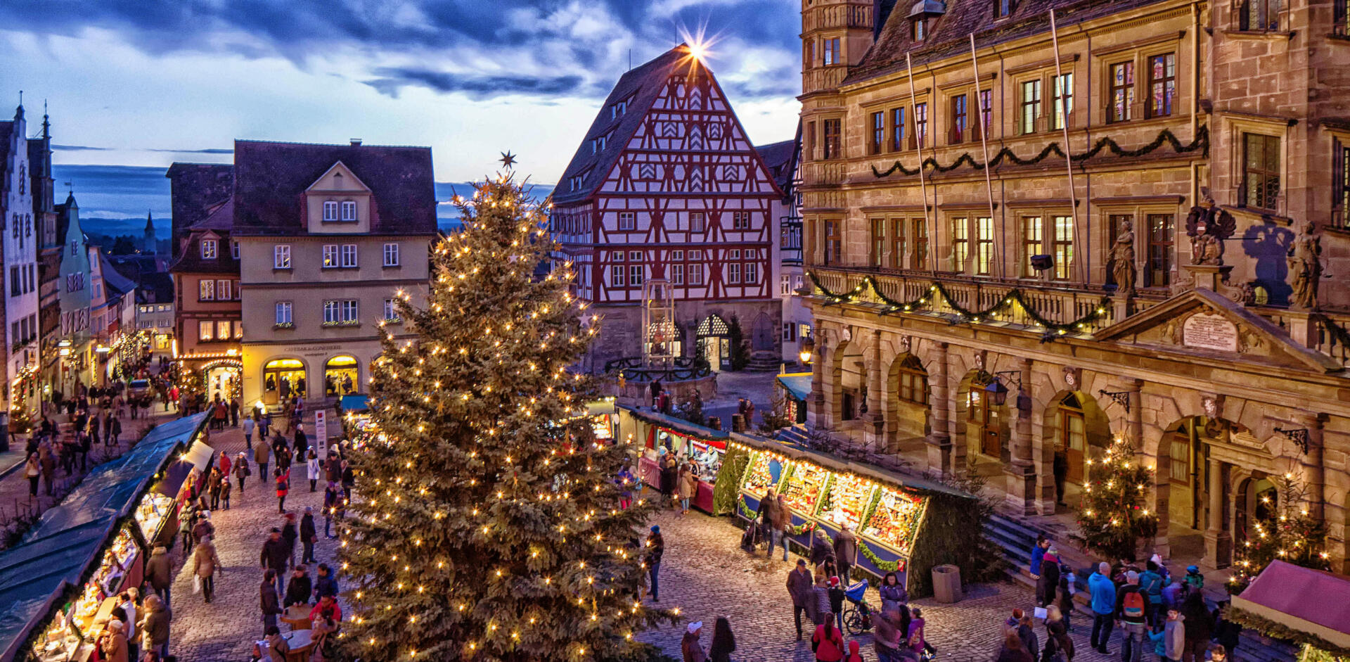 Der Rothenburger Reiterlesmarkt zählt mit seiner über 500-jährigen Tradition zu den ältesten und schönsten Weihnachtsmärkten Deutschlands. Nirgendwo sonst ergibt das Zusammenspiel der Traumkulisse des Mittelalters und der liebevoll dekorierten Weihnachtsmarktbuden eine so stimmungsvolle Atmosphäre wie hier.