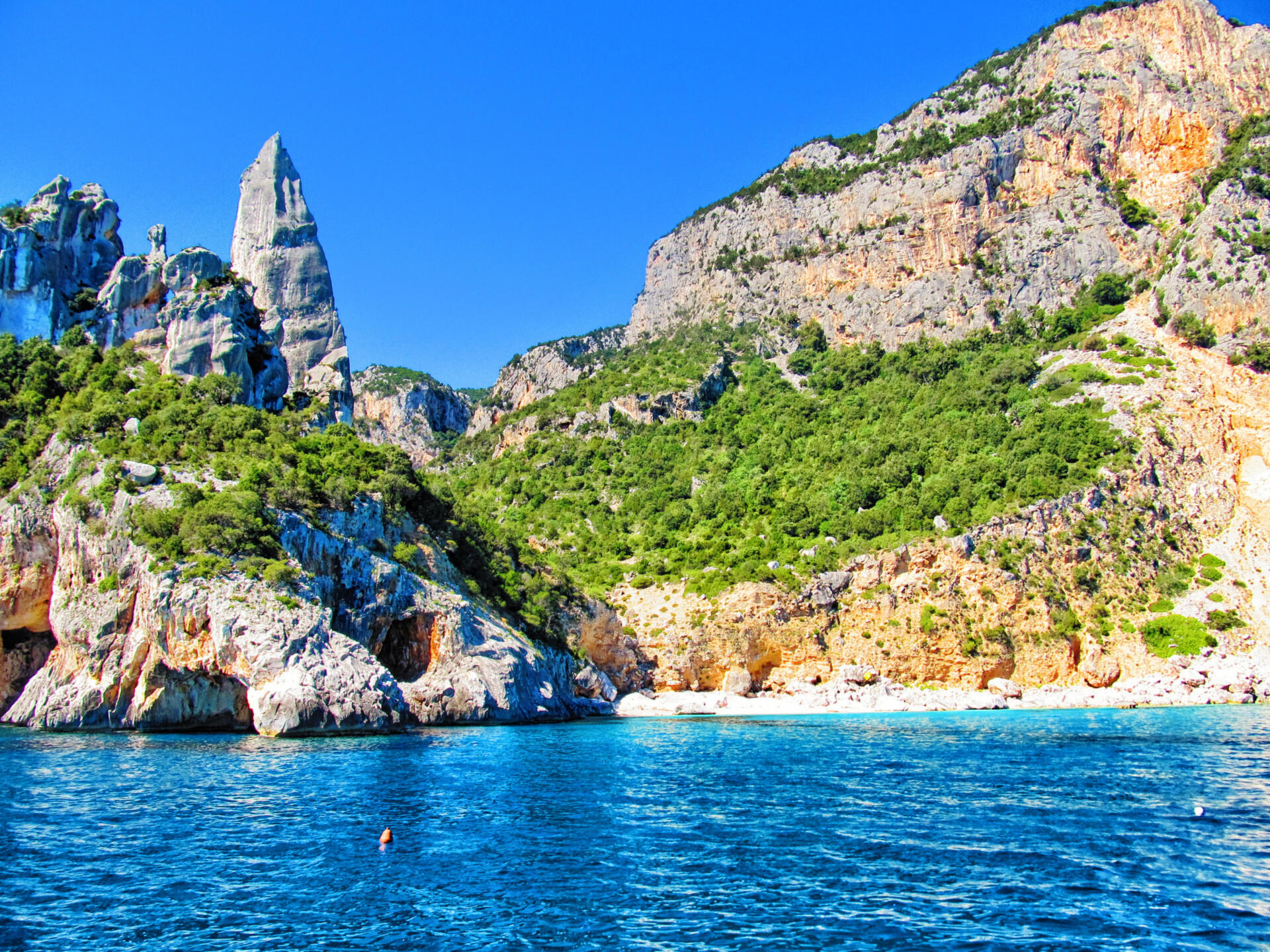 Sardinien ist ein wahres Paradies für Wanderer – türkisblaue Buchten, feinsandige Strände und atemberaubende Panoramawege. Daneben bietet es kulturelle Schätze aus den verschiedensten historischen Epochen.