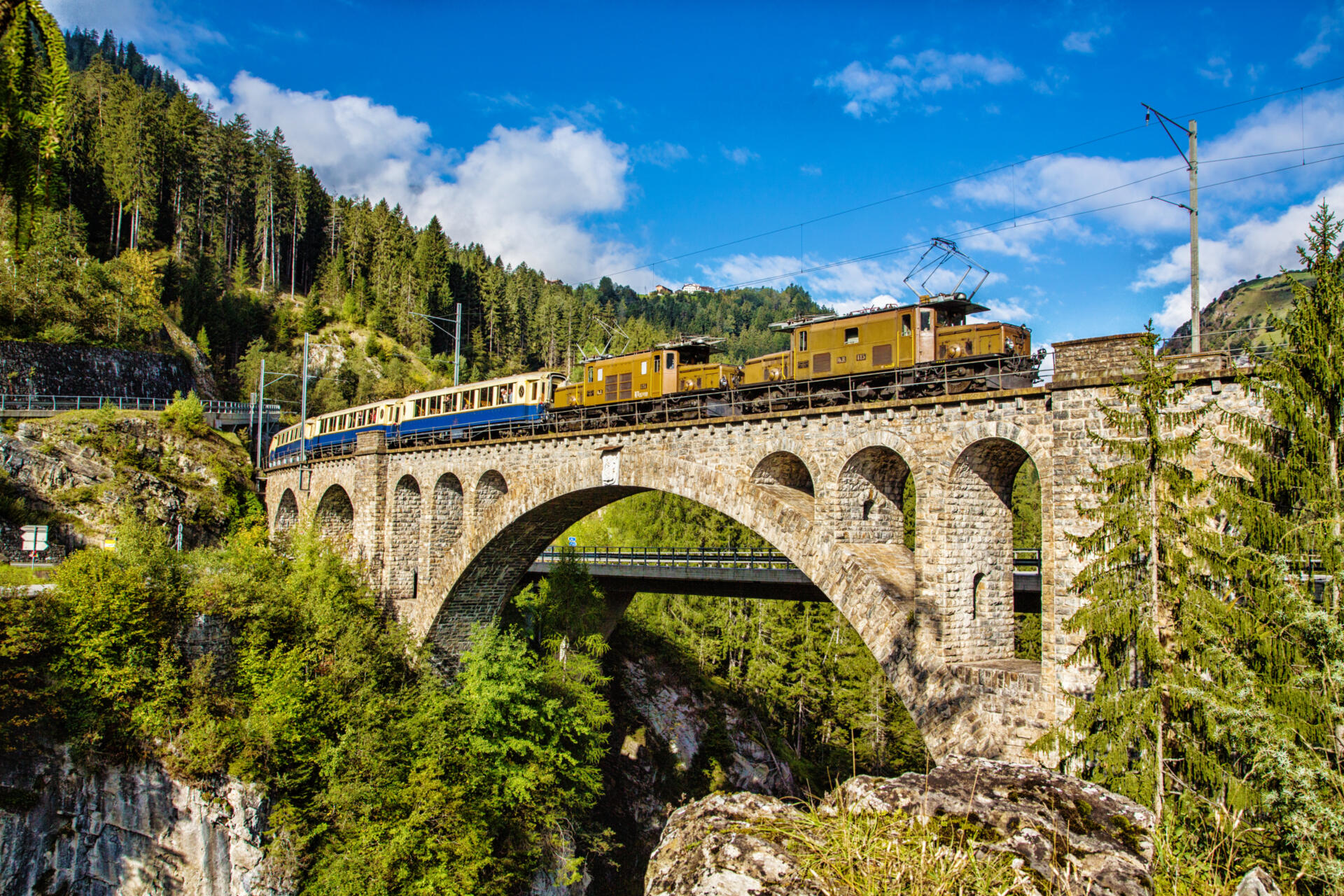 Für alle Freunde der Schweizer Bergbahnen ist diese Reise ein Leckerbissen. Und entführt Sie auf eine Zeitreise auf Schienen. Nostalgie und Abenteuer zugleich werden bei der Erlebnisfahrt der Rhätischen Bahn auf eine faszinierende Art und Weise verbunden.