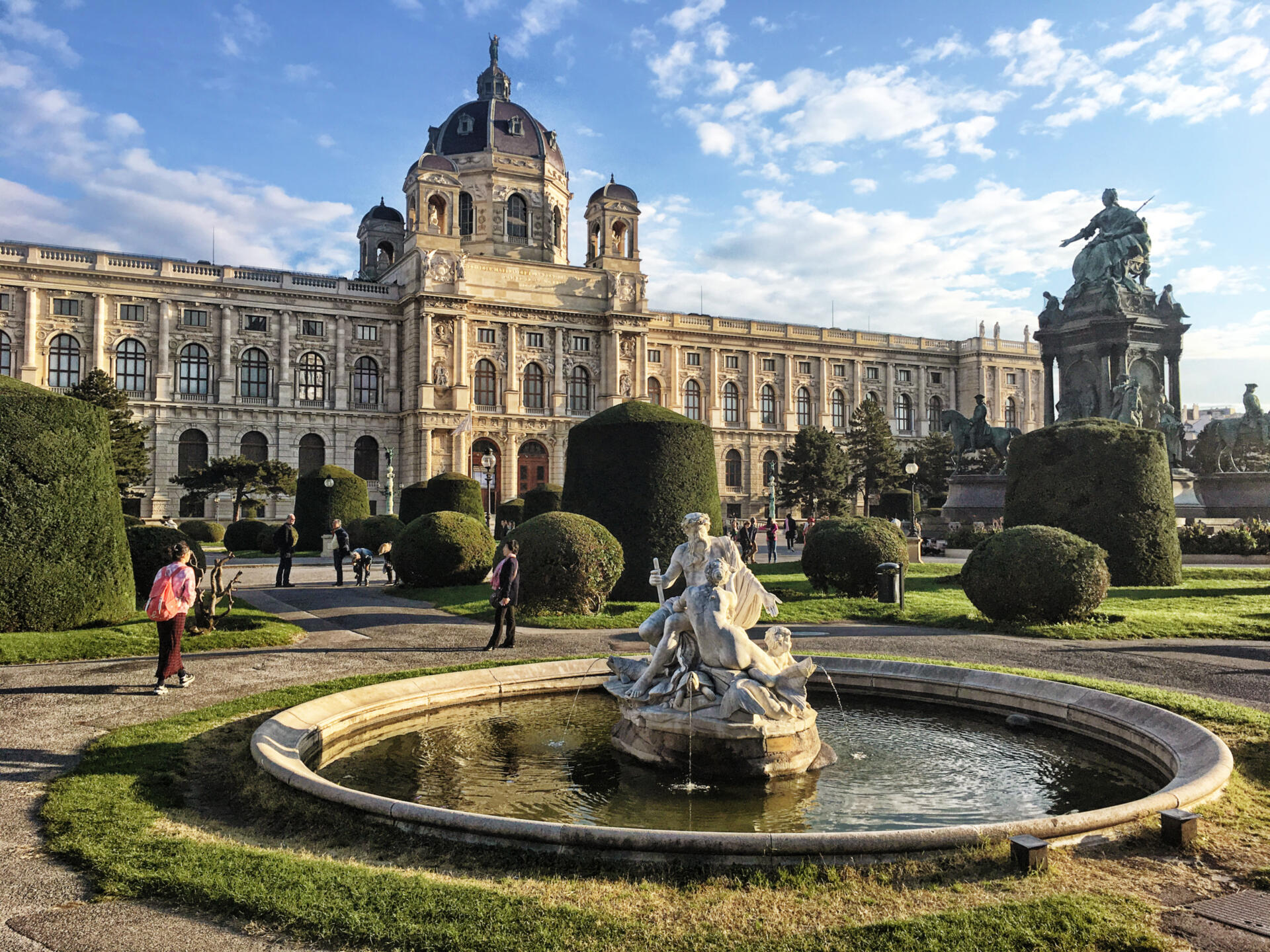 Seit jeher gilt Wien als eine der schönsten europäischen Hauptstädte. Zu allen Zeiten haben die Wiener und ihre Herrscher ihre Liebe zur Kunst und Kultur durch architektonische Schönheit und stilvolles Gepräge dokumentiert.