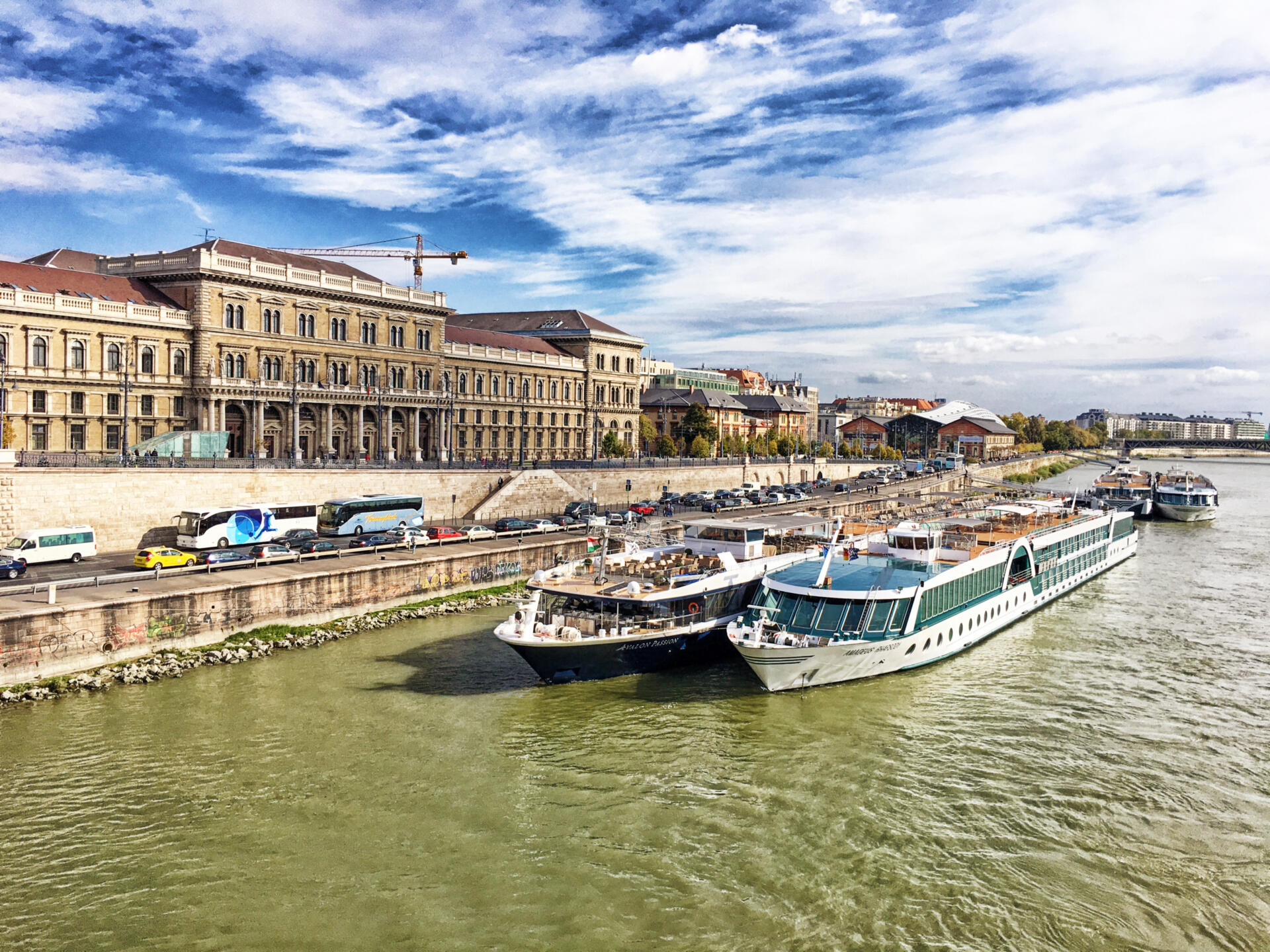Die Donau ist mit 2857km der längste und gleichzeitig wichtigste Strom Europas. Auf ihrem Weg zwischen Deutschland und dem Schwarzen Meer verbindet sie sage und schreibe 10 Anrainerstaaten und ist Lebensader und Verkehrsweg gleichermaßen.