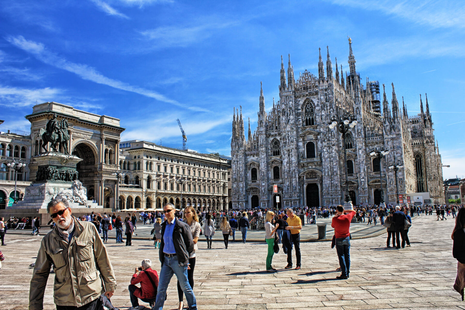 Mailand – da denkt man an die „Piazza del Duomo“ mit dem gotischen Dom aber auch an die historische „Galleria Vittorio Emanuelle II“, eine überdachte Ladenstraße, die schon im Jahre 1877 die größte Einkaufspassage Europas darstellte.