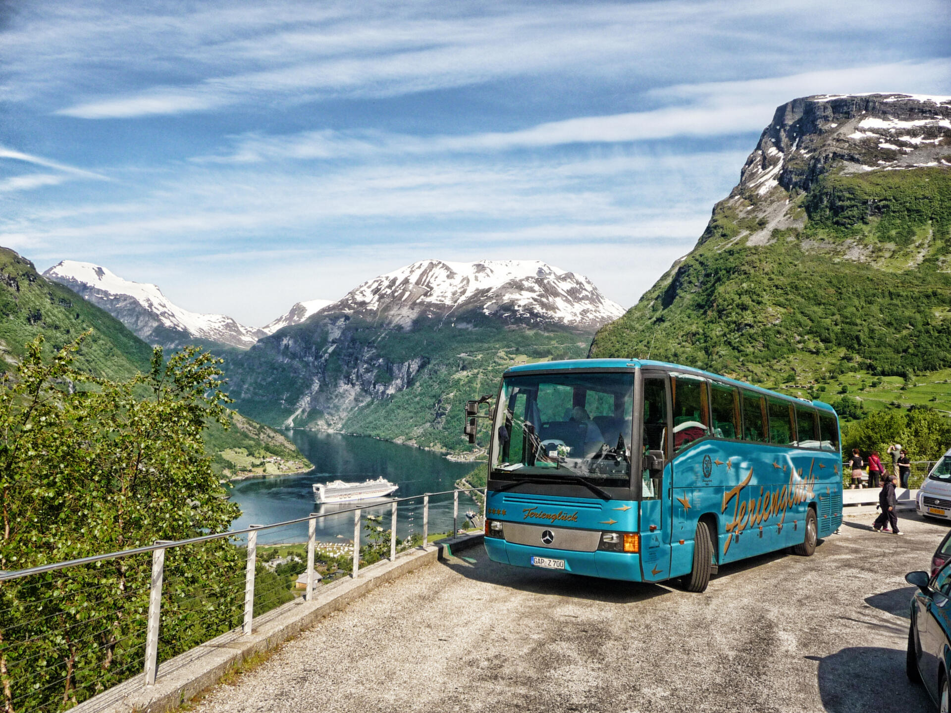 In vielen anderen Ländern muss man stundenlang wandern, um solch traumhafte und einsame Landschaften zu sehen. In Norwegen dagegen sitzt man bequem im Bus und lässt Gipfel und Gletscher, Fjorde und Wasserfälle einfach an sich vorbeiziehen.