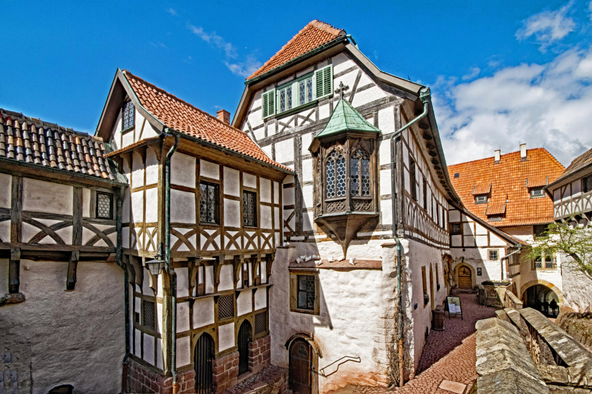 Bei dieser Reise wandeln Sie mit uns auf den Spuren Luthers. Wir zeigen Ihnen die Wirkungsstätten, die eng mit der Reformationslehre des Augustinermönches aus Wittenberg verbunden sind.