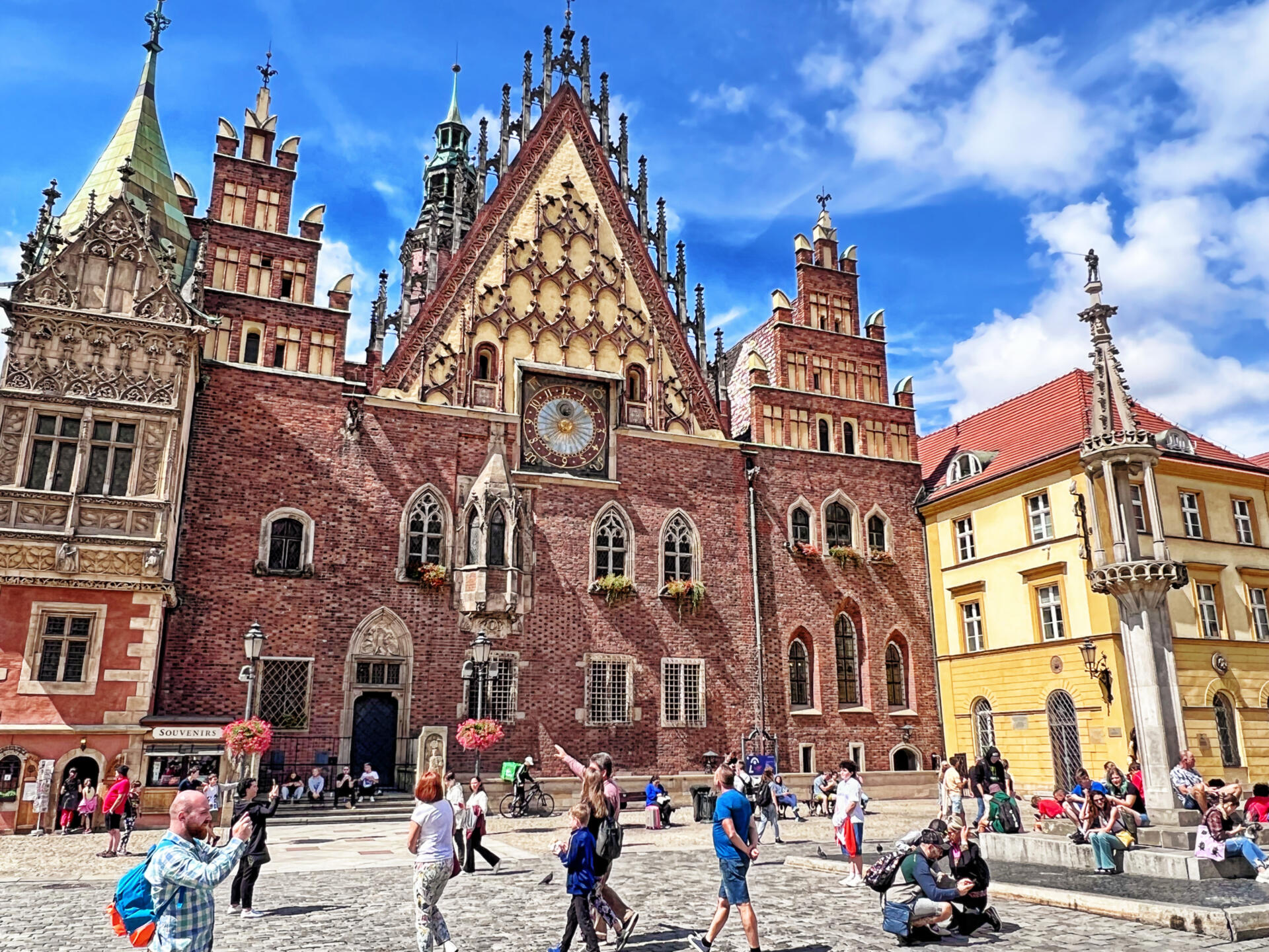 Fahren Sie mit auf eine Rundreise durch Südpolen und entdecken Sie zwei der schönsten Städte Polens! Die königliche Residenzstadt Breslau bezaubert durch ihr besonderes Flair zwischen den Oder- Inseln mit prachtvollen Häuserfassaden und mächtigen, sakralen Bauten.