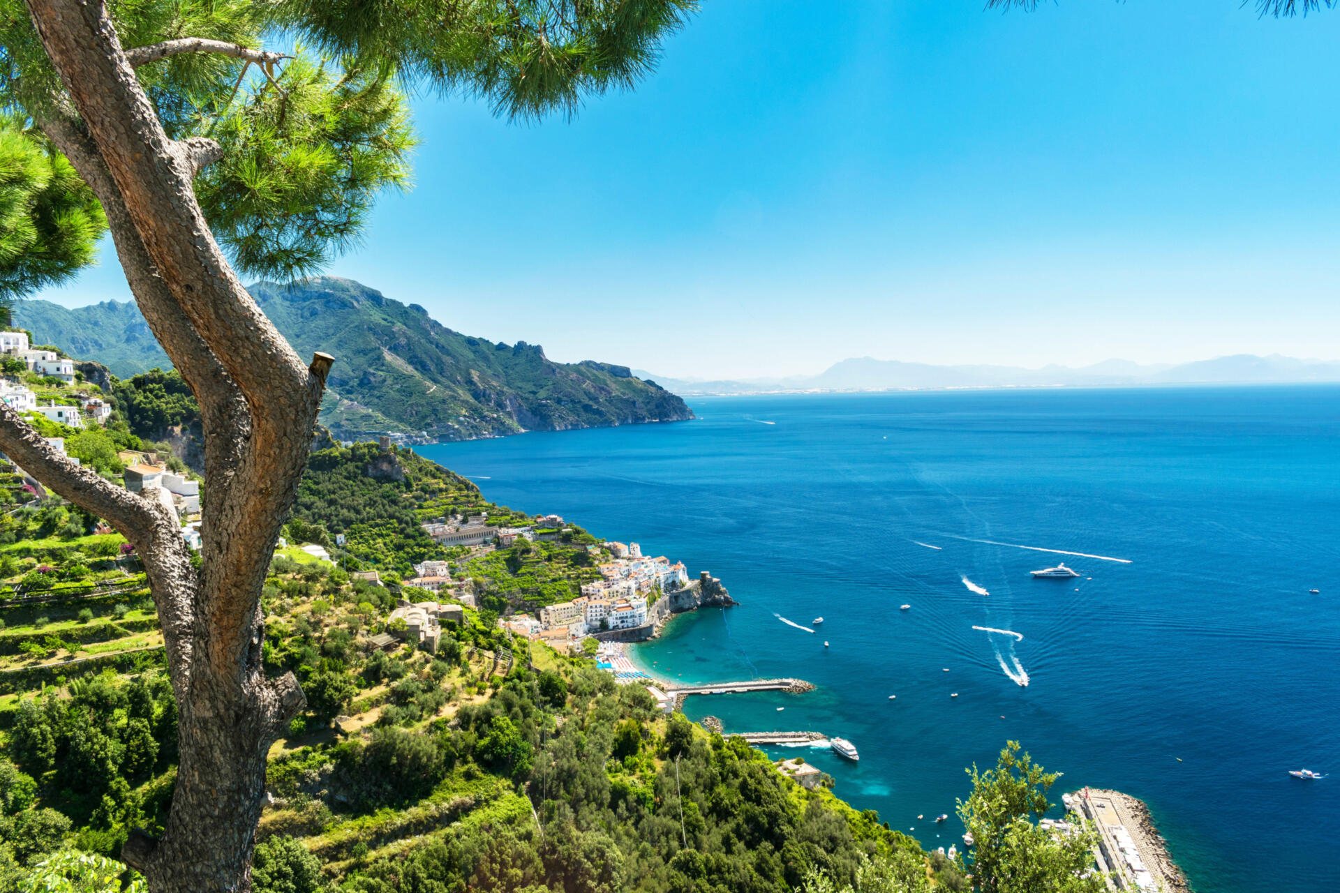 Entdecken Sie den Golf von Neapel mal von einer ganz anderen Seite! An der Amalfiküste erwarten Sie nicht nur der meisterhafte Dom von Amalfi und die zauberhafte Villa Rufolo. Sie bietet auch ursprüngliche Naturwege, die einst die einzigen Verbingungen zwischen den kleinen Dörfern an der zerklüfteten Küste waren.
